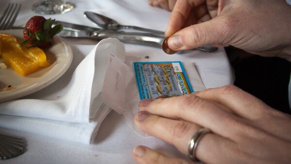 Woman Buys Lotto Ticket to Prove to Husband Nobody Wins, Wins $1 Million - Sputnik International