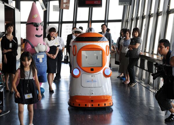 Guide robot Tawabo, produced by Japan's security company Alsok, is seen among people at the Tokyo Tower observation floor in Tokyo on August 1, 2012. The 1.6 meter tall robot weighs 200 kilos and can provide information in English, Chinese, Korean and Japanese vocally and on a digital display. - Sputnik International