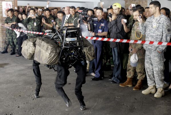 Thai and US soldiers look at the display of a robot called Big Dog during the opening ceremony of the Cobra Gold military exercise at a hotel in Chiang Mai province, northern Thailand, Thursday, February 4, 2009. The headless robot was created to help soldiers carry heavy cargos. - Sputnik International