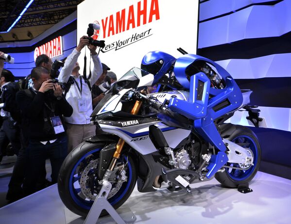 Japanese motorcycle maker Yamaha Motor introduced the prototype model of motorcycle riding robot Motobot during a press preview at the Tokyo Motor Show in Tokyo on October 28, 2015. - Sputnik International