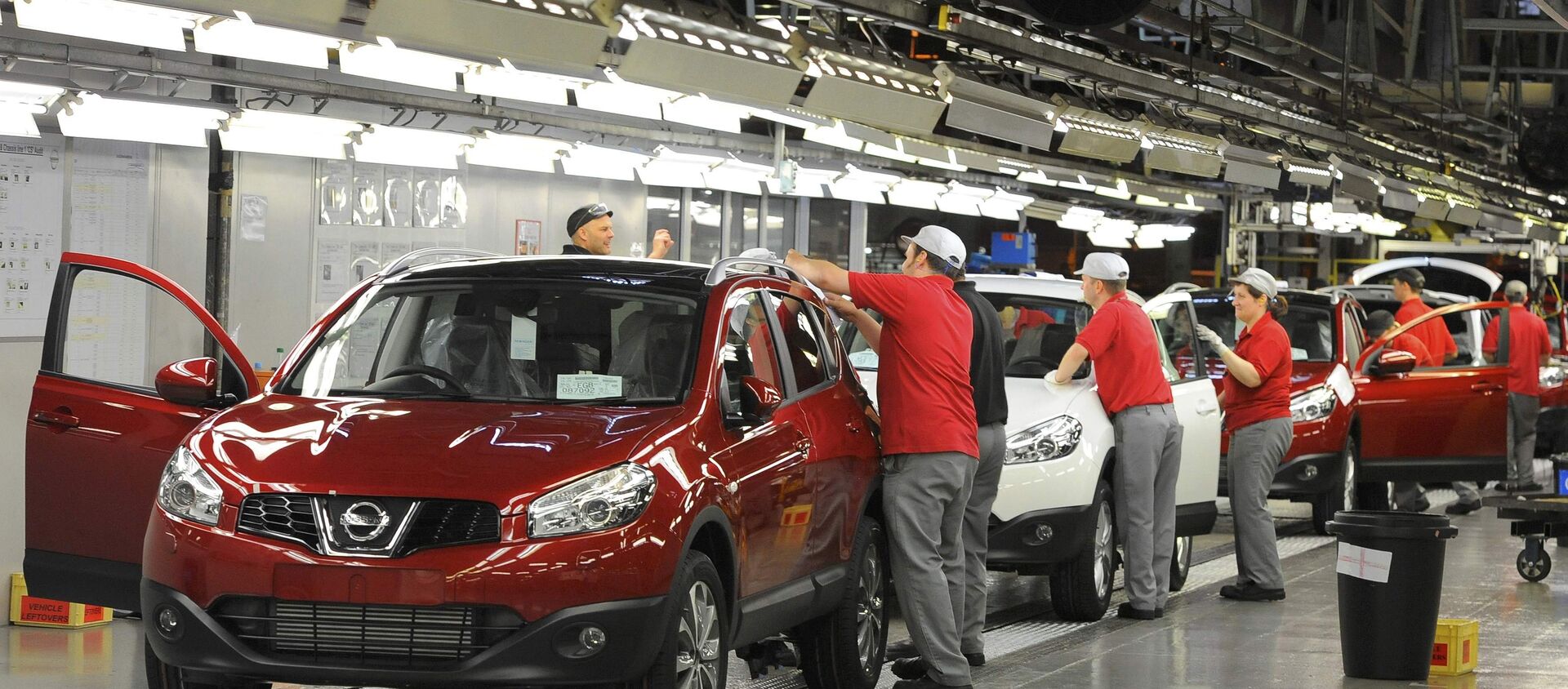 A worker is seen completing final checks on the production line at Nissan car plant in Sunderland, northern England, June 24, 2010.  - Sputnik International, 1920, 01.07.2021