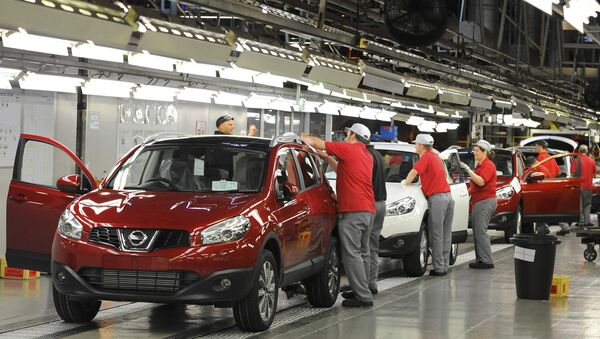 A worker is seen completing final checks on the production line at Nissan car plant in Sunderland, northern England, June 24, 2010. - Sputnik International