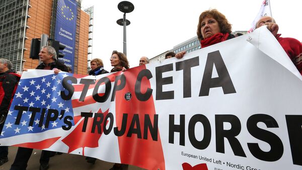 Demonstrators protest against the Comprehensive Economic and Trade Agreement CETA, a planned EU-Canada free trade agreement, outside the European Commission headquarters in Brussels, Belgium, October 27, 2016. - Sputnik International