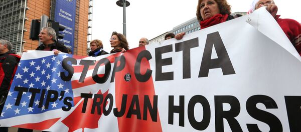 Demonstrators protest against the Comprehensive Economic and Trade Agreement CETA, a planned EU-Canada free trade agreement, outside the European Commission headquarters in Brussels, Belgium, October 27, 2016. - Sputnik International