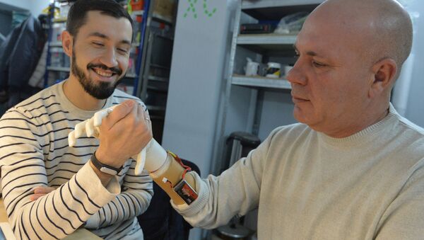 Belarussian programmist Oleg Galtsev made an electromechanical arm prosthetis for his father Sergei Galtsev - Sputnik International