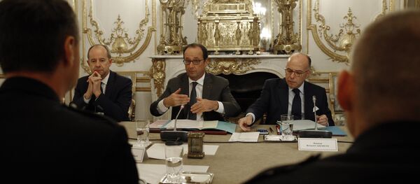 (From L) French Justice Minister Jean-Jacques Urvoas, French President Francois Hollande and French Interior minister Bernard Cazeneuve meet with representatives of the French police unions on October 26, 2016 at the Elysee presidential Palace in Paris. (From L) French Justice Minister Jean-Jacques Urvoas, French President Francois Hollande and French Interior minister Bernard Cazeneuve meet with representatives of the French police unions on October 26, 2016 at the Elysee presidential Palace in Paris. - Sputnik International