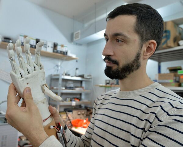Belarussian programmerOleg Galtsev made an electromechanical arm prosthetis for his father Belarussian programmerOleg Galtsev made an electromechanical arm prosthetis for his father - Sputnik International