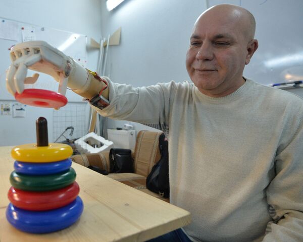 Sergei Galtsev demonstrates how an electromechanical arm prosthetis, made by his son, programmer Oleg Galtsev, works Sergei Galtsev demonstrates how an electromechanical arm prosthetis, made by his son, programmer Oleg Galtsev, works - Sputnik International