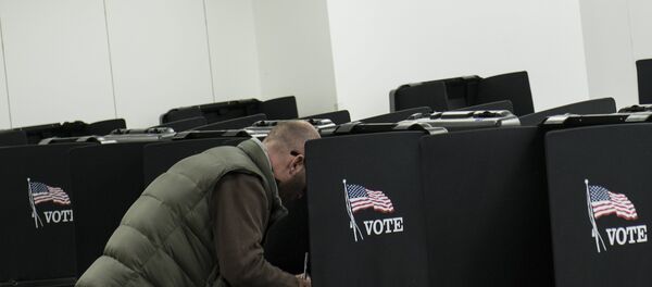 A citizen casts his vote on a provisional ballot. (File) - Sputnik International