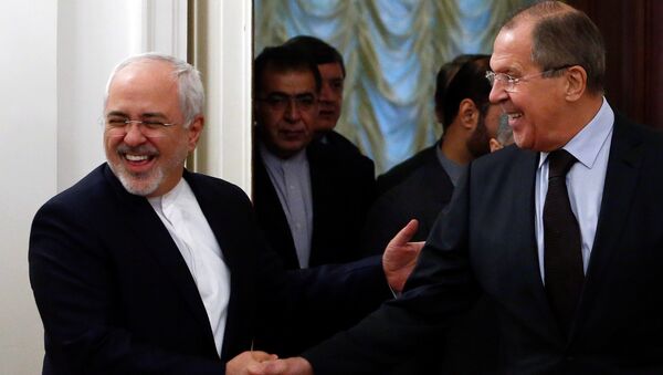 Russian Foreign Minister Sergei Lavrov (R) shakes hands with his Iranian counterpart Mohammad Javad Zarif during a meeting in Moscow, Russia, October 28, 2016 - Sputnik International