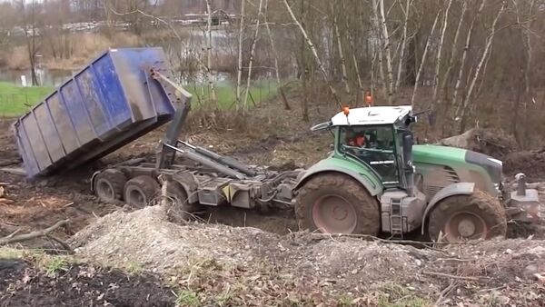 Most unusual way to leave the tractor out of the mud - Sputnik International