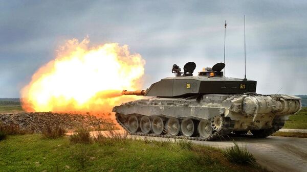 Challenger 2 tank live firing during exercise - Sputnik International