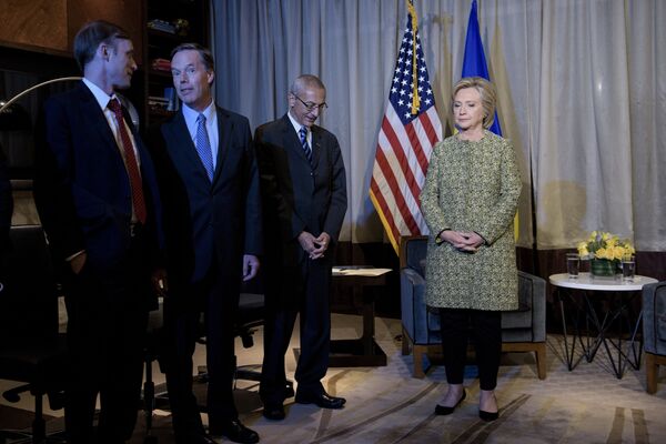 Clinton advisers Jake Sullivan (L), Nick Burns (2L) and John Podesta (2R) wait with Clinton Campaign Chairman, Democratic presidential nominee Hillary Clinton for a meeting with Ukrainian President Petro Poroshenko on September 19, 2016 in New York. Clinton advisers Jake Sullivan (L), Nick Burns (2L) and John Podesta (2R) wait with Clinton Campaign Chairman, Democratic presidential nominee Hillary Clinton for a meeting with Ukrainian President Petro Poroshenko on September 19, 2016 in New York. - Sputnik International