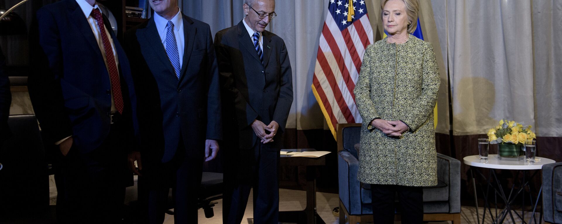 Clinton advisers Jake Sullivan (L), Nick Burns (2L) and John Podesta (2R) wait with Clinton Campaign Chairman, Democratic presidential nominee Hillary Clinton for a meeting with Ukrainian President Petro Poroshenko on September 19, 2016 in New York. - Sputnik International, 1920, 10.11.2021