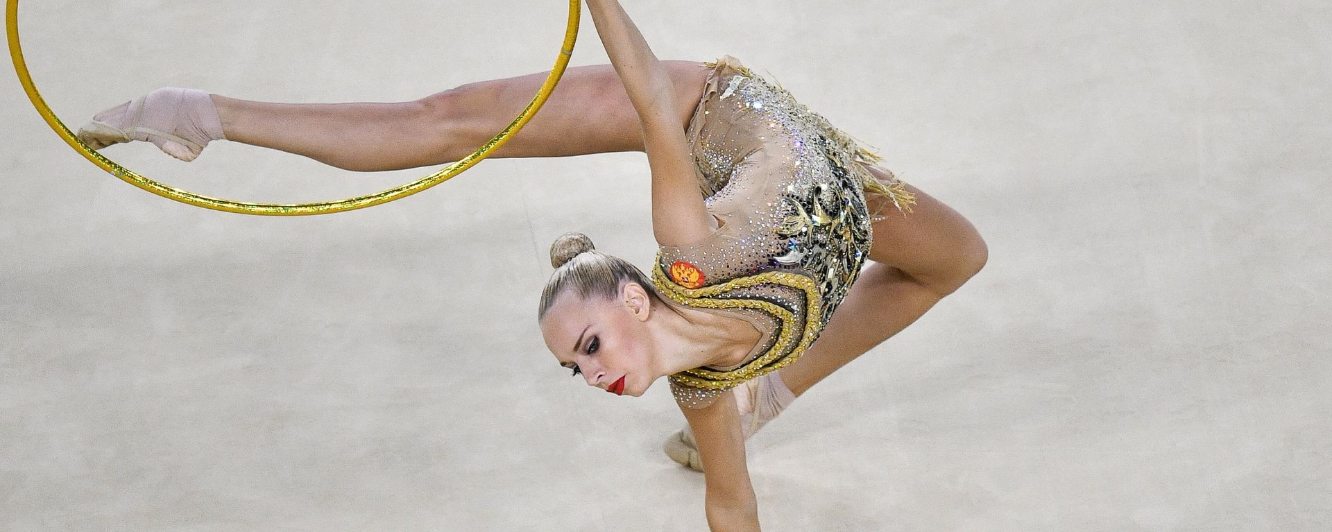 Yana Kudryavtseva (Russia) performs the hoop routine during the rhythmic gymnastics individual all-around competition at the XXXI Summer Olympics - Sputnik International, 1920, 26.06.2026