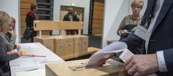 A member of the polling commission prepares the ballots for counting at a polling station in Kopavogur on October 29, 2016. - Sputnik International