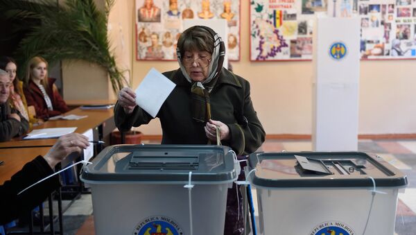 A woman casts her ballot for the presidential election at a polling station in Chisinau city - Sputnik International