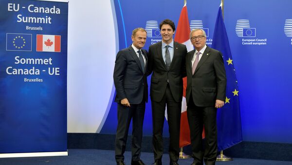Canada's Prime Minister Justin Trudeau poses with European Council President Donald Tusk (L) and European Commission President Jean-Claude Juncker (R) before signing the Comprehensive Economic and Trade Agreement (CETA) at the European Council in Brussels, Belgium, October 30, 2016. - Sputnik International