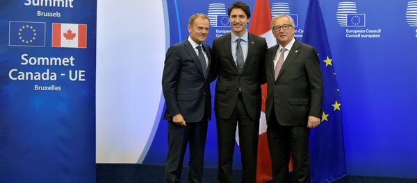 Canada's Prime Minister Justin Trudeau poses with European Council President Donald Tusk (L) and European Commission President Jean-Claude Juncker (R) before signing the Comprehensive Economic and Trade Agreement (CETA) at the European Council in Brussels, Belgium, October 30, 2016. - Sputnik International