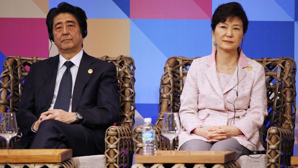 Japanese Prime Minister Shinzo Abe and South Korea President Park Geun-hye listen during the ABAC dialogue at the Asia-Pacific Economic Cooperation (APEC) summit in Manila, Philippines. (File) - Sputnik International