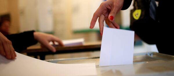 A woman casts her ballot during the second round of parliamentary election in Tbilisi, Georgia, October 30, 2016. - Sputnik International