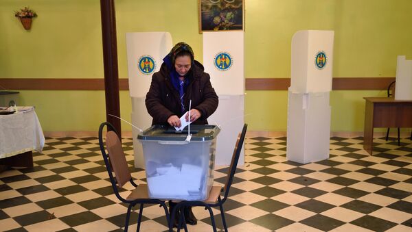 A voter casts her ballot at a polling station in Scoreni village, Moldova, on October 30, 2016. - Sputnik International