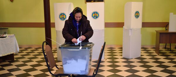A voter casts her ballot at a polling station in Scoreni village, Moldova, on October 30, 2016. A voter casts her ballot at a polling station in Scoreni village, Moldova, on October 30, 2016. - Sputnik International