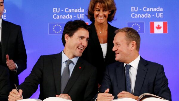Canada's Prime Minister JustinTrudeau and European Council President Donald Tusk attend the signing ceremony of the Comprehensive Economic and Trade Agreement (CETA), at the European Council in Brussels, Belgium, October 30, 2016 - Sputnik International