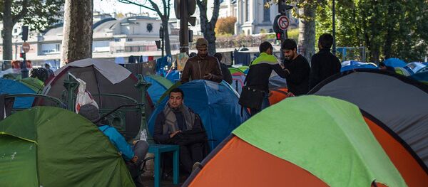 Migrants camp near the Stalingrad metro station in Paris - Sputnik International