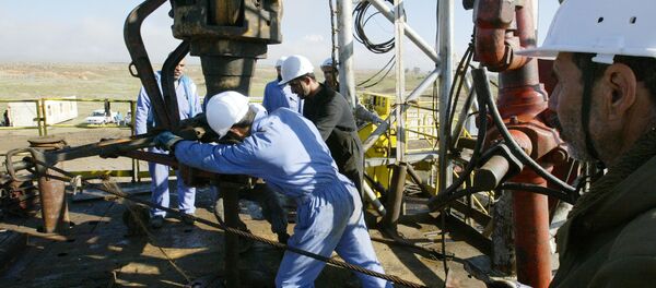 Iraqi workers pump oil at the Shirawa oilfield, where oil was first pumped in Iraq in 1927 Iraqi workers pump oil at the Shirawa oilfield, where oil was first pumped in Iraq in 1927 - Sputnik International