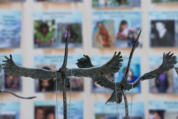 Figurines of cranes at the vigil in the Peter and Paul Fortress in memory of the Sinai aircrash victims - Sputnik International