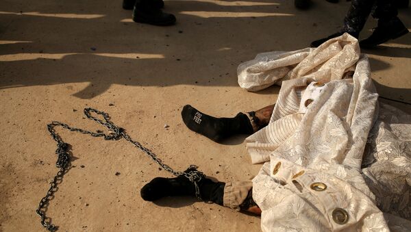 A chain is attached to the foot of a dead Islamic State fighter's body along a street of the town of al-Shura, south of Mosul, Iraq October 30, 2016 - Sputnik International