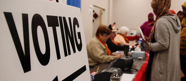 Voters stand near a voting sign before casting ballots during early voting at the Franklin County Board of Elections in Columbus, Ohio U.S., October 28, 2016 - Sputnik International