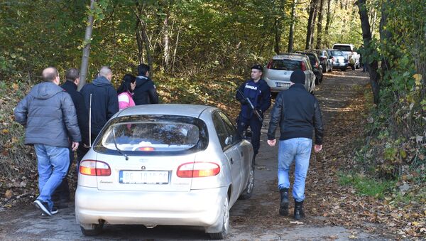 Police officers and forensic scientists examine the area of Jajincii where the weapons were discovered - Sputnik International