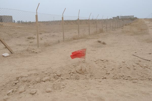 Daesh mine on the outskirts of Mosul, indicated by a red flag. - Sputnik International
