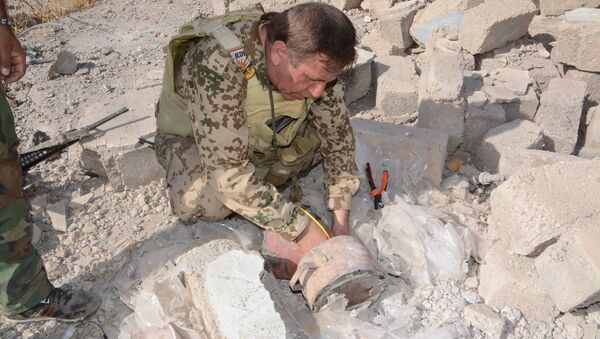 Peshmerga demining unit commander Lokman Serafettin defusing a Daesh-planted mine outside Mosul - Sputnik International