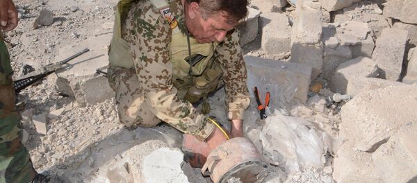 Peshmerga demining unit commander Lokman Serafettin defusing a Daesh-planted mine outside Mosul - Sputnik International