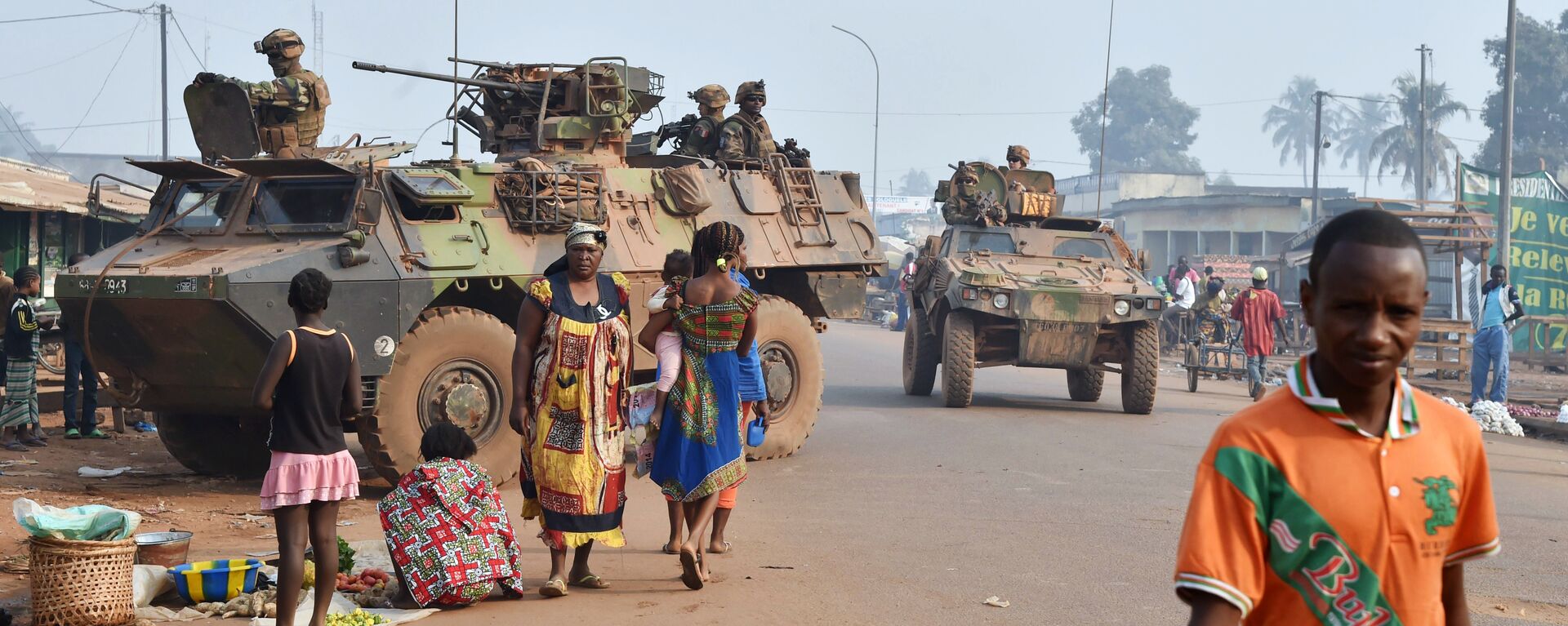 French Sangaris forces patrol in muslim district of PK 5 in Bangui as people go to the polls to take part in the Central African Republic second round of the presidential and legislative elections on February 14, 2016 - Sputnik International, 1920, 11.10.2022