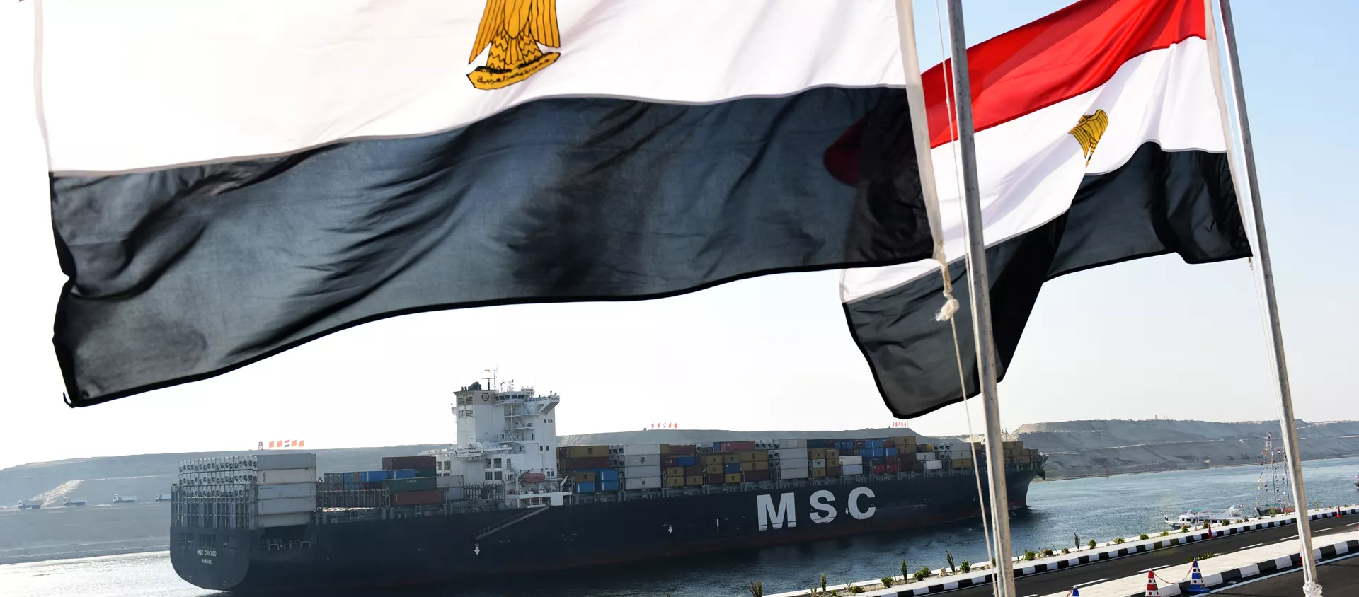 A cargo ship crosses a new waterway at the Suez Canal during its opening ceremony on August 6, 2015, in the port city of Ismailiya. - Sputnik International, 1920, 31.10.2016