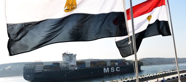 A cargo ship crosses a new waterway at the Suez Canal during its opening ceremony on August 6, 2015, in the port city of Ismailiya. - Sputnik International