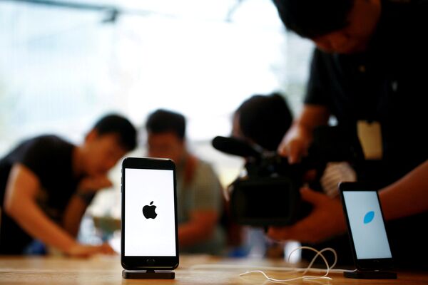 Members of the media film the new iPhone 7 at an Apple store in Beijing, China, September 16, 2016 Members of the media film the new iPhone 7 at an Apple store in Beijing, China, September 16, 2016 - Sputnik International