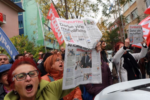Participants hold the latest copy of Turkish newspaper Cumhuriyet outside the headquarters in Ankara on October 31, 2016, during a protest against the detention of the newspaper's editor-in-chief and a dozen journalists and executives Participants hold the latest copy of Turkish newspaper Cumhuriyet outside the headquarters in Ankara on October 31, 2016, during a protest against the detention of the newspaper's editor-in-chief and a dozen journalists and executives - Sputnik International