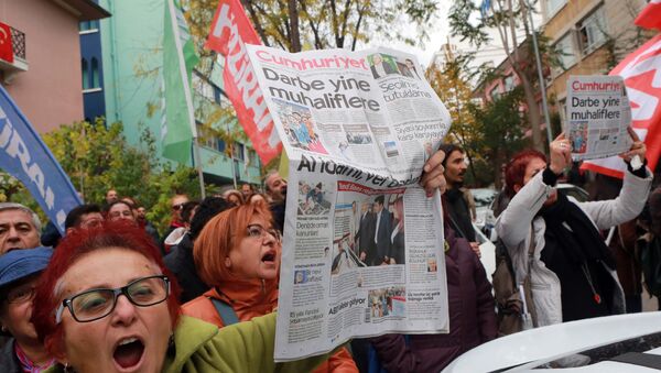 Participants hold the latest copy of Turkish newspaper Cumhuriyet outside the headquarters in Ankara on October 31, 2016, during a protest against the detention of the newspaper's editor-in-chief and a dozen journalists and executives - Sputnik International