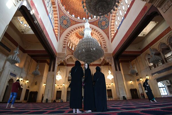 Women seen in the Mohammad Al-Amin Mosque in Beirut. - Sputnik International