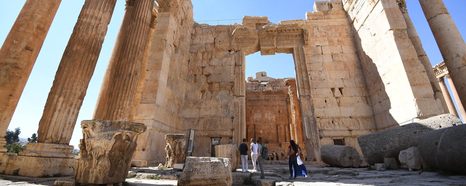 Visitors at the Temple of Mercury in a temple complex of Baalbek, Lebanon - Sputnik International, 1920, 03.11.2024