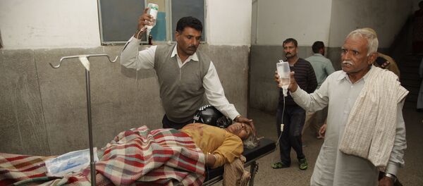 An Indian villager, allegedly injured from exploding shells fired by Pakistan, receives treatment at a hospital in Jammu, India, Nov. 1, 2016 - Sputnik International