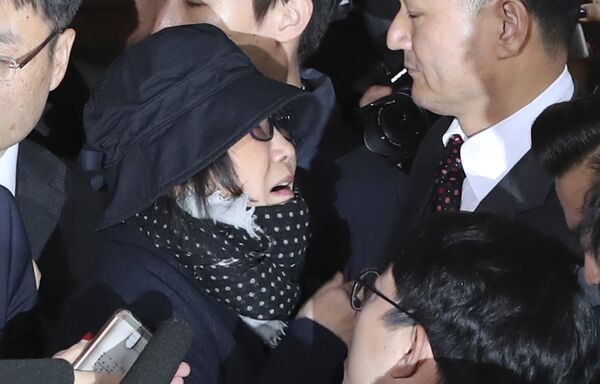 Choi Soon-sil, a cult leader's daughter with a decades-long connection to President Park Geun-hye, is surrounded by prosecutor's officers and media upon her arrival at the Seoul Central District Prosecutors' Office, Oct. 31, 2016 - Sputnik International