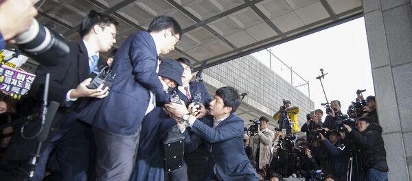Choi Soon-Sil (C) is surrounded by the media as she arrives at the Seoul Central District Prosecutor's Office in Seoul on October 31, 2016 Choi Soon-Sil (C) is surrounded by the media as she arrives at the Seoul Central District Prosecutor's Office in Seoul on October 31, 2016 - Sputnik International