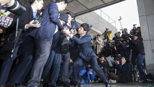 Choi Soon-Sil (C) is surrounded by the media as she arrives at the Seoul Central District Prosecutor's Office in Seoul on October 31, 2016 - Sputnik International