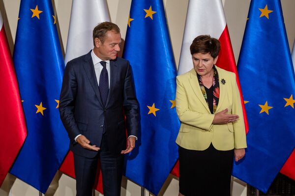 The President of the European Council and former Polish Prime Minister Donald Tusk (L) is welcomed by Polish Prime Minister Beata Szydlo (R) during an official reception in Warsaw on September 13, 2016. The President of the European Council and former Polish Prime Minister Donald Tusk (L) is welcomed by Polish Prime Minister Beata Szydlo (R) during an official reception in Warsaw on September 13, 2016. - Sputnik International